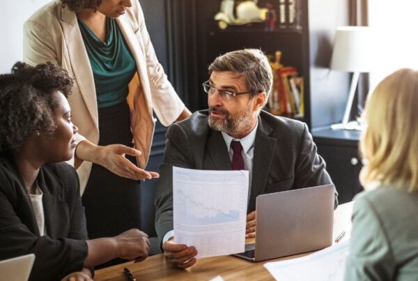 Advogado, notário e registrador colaborando no processo de regularização fundiária urbana