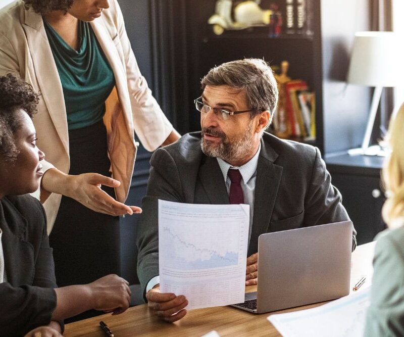 Advogado, notário e registrador colaborando no processo de regularização fundiária urbana