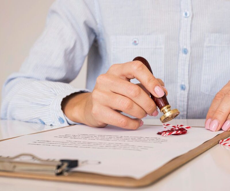 Assinatura de escritura pública em cartório simbolizando segurança jurídica.