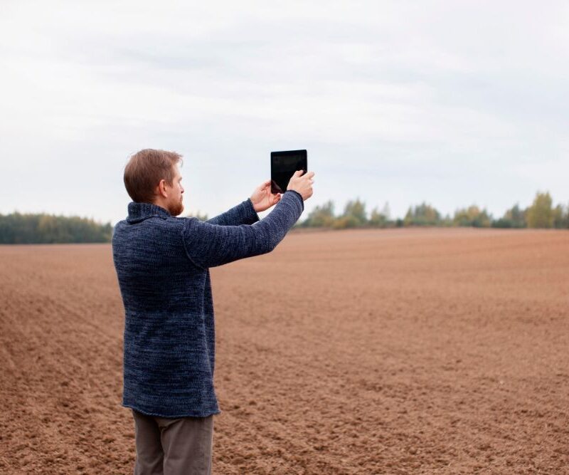 Técnico medindo área rural com GPS para georreferenciamento de imóvel